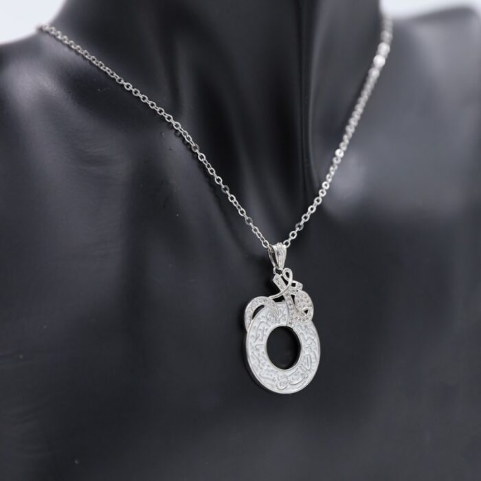 ⁦سلسال فضي بتصميم قل مع سورة الفلق لون أبيض⁩ - الصورة ⁦2⁩