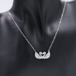 ⁦سلسال فضي بتصميم بطتين لون أبيض و أسود Two Face⁩ - الصورة ⁦2⁩