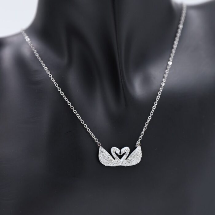 ⁦سلسال فضي بتصميم بطتين لون أبيض و أسود Two Face⁩ - الصورة ⁦2⁩