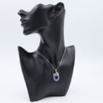 ⁦سلسال فضي بتصميم قل مع سورة الفلق لون أزرق⁩ - الصورة ⁦3⁩