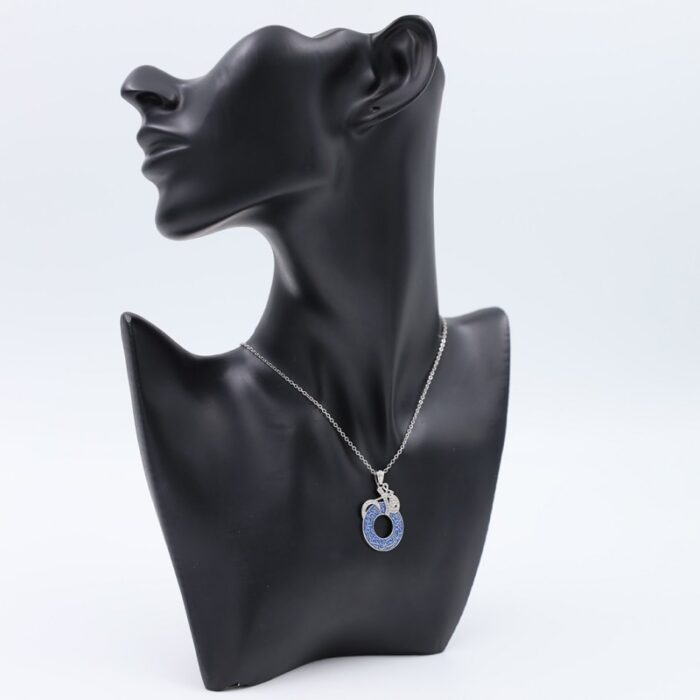 ⁦سلسال فضي بتصميم قل مع سورة الفلق لون أزرق⁩ - الصورة ⁦3⁩