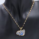 ⁦سلسال ذهبي بتصميم لفظ الجلالة الله لون أزرق⁩ - الصورة ⁦2⁩