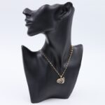 سلسال ذهبي بتصميم لفظ الجلالة الله لون أسود مع زركون أبيض