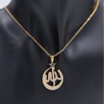 ⁦سلسال ذهبي بتصميم لفظ الجلالة زركون أبيض وأزرق⁩ - الصورة ⁦2⁩