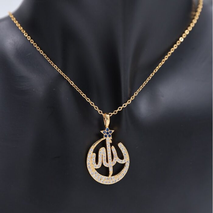 ⁦سلسال ذهبي بتصميم لفظ الجلالة زركون أبيض وأزرق⁩ - الصورة ⁦2⁩