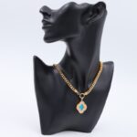 سلسال ذهبي بتصميم وردة لون أزرق بداخلها سورة الفلق