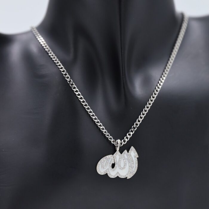 ⁦سلسال فضي بتصميم لفظ الجلالة لون أبيض حجم صغير⁩ - الصورة ⁦2⁩