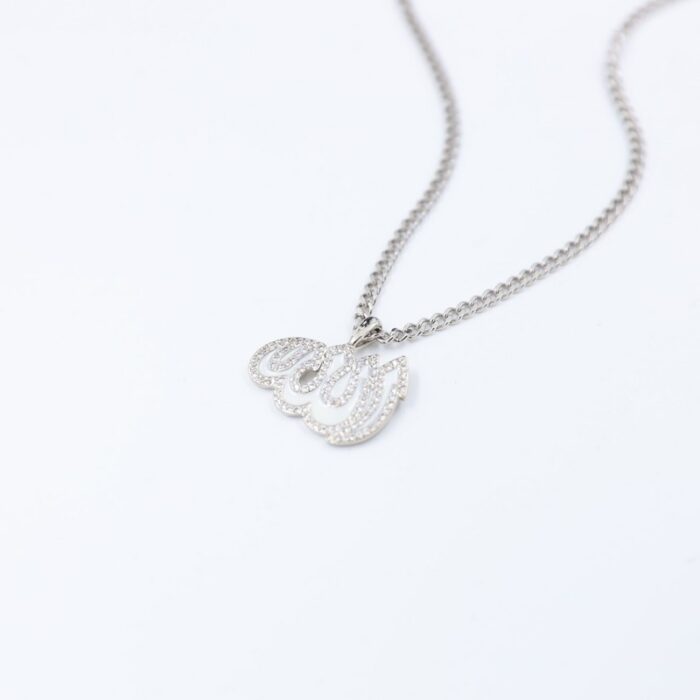 ⁦سلسال فضي بتصميم لفظ الجلالة لون أبيض حجم صغير⁩ - الصورة ⁦3⁩