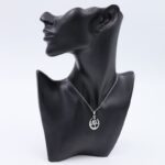 سلسال فضي بتصميم لفظ الجلالة زركون أبيض وأخضر