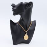 سلسال ذهبي بتصميم لفظ الجلالة على شكل دائري لون أبيض