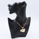 سلسال ذهبي طبقتين بتصميم لفظ الجلالة لون أبيض