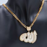 ⁦سلسال ذهبي طبقتين بتصميم لفظ الجلالة لون أبيض⁩ - الصورة ⁦2⁩