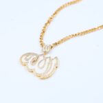 ⁦سلسال ذهبي طبقتين بتصميم لفظ الجلالة لون أبيض⁩ - الصورة ⁦3⁩