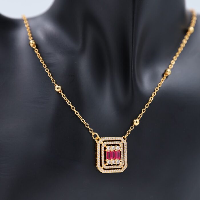 ⁦سلسال ذهبي بتصميم مربع زركون أبيض وزهري⁩ - الصورة ⁦2⁩