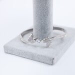 سوار فضي بتصميم فراشتين