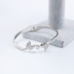 ⁦سوار فضي بتصميم فراشتين⁩ - الصورة ⁦2⁩