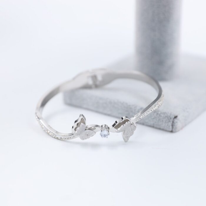 ⁦سوار فضي بتصميم فراشتين⁩ - الصورة ⁦2⁩