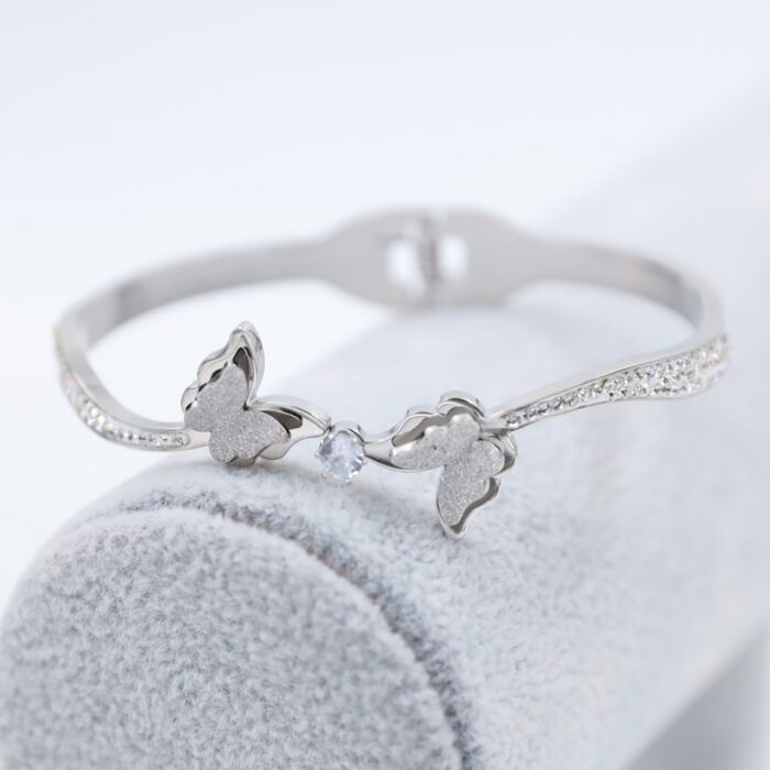 ⁦سوار فضي بتصميم فراشتين⁩ - الصورة ⁦3⁩