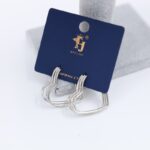 حلق فضي بتصميم قلوب 3 طبقات