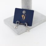 حلق فضي بتصميم وردة LV زركون كحلي