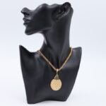 سلسال إسلامي بتصميم لفظ الجلالة الله لون أسود