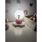 ⁦مصباح ديكور لغرف ومكتبة الأطفال LED على شكل دب لون زهري⁩ - الصورة ⁦3⁩