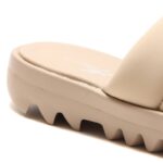 ⁦Reebok Womens' Cardi B Slide - حذاء ريبوك كاردي بي للنساء لون بيج⁩ - الصورة ⁦10⁩