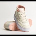 ⁦Reebok Womens' Club C Geo Mid Shoes - حذاء ريبوك كلوب سي جيو ميد للنساء لون طحيني⁩ - الصورة ⁦5⁩