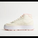 ⁦Reebok Womens' Club C Geo Mid Shoes - حذاء ريبوك كلوب سي جيو ميد للنساء لون طحيني⁩ - الصورة ⁦7⁩