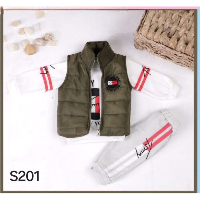 1033754915_67dc7dea33e11 طقم فيست ولادي 3 قطع لون زيتي - الصورة 1