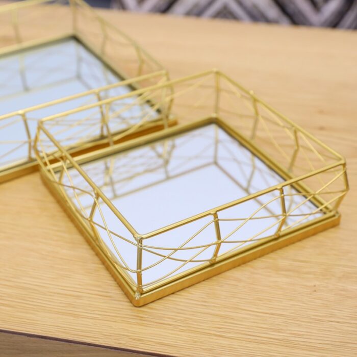 ⁦طقم صواني مربعة عدد2 لون ذهبي حجم 20 *20 سم ، 24*24 سم⁩ - الصورة ⁦3⁩