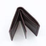 ⁦جزدان جلد للرجال لون أسود 12*9.5 سم⁩ - الصورة ⁦6⁩