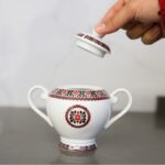 ⁦سكرية لون أبيض بنقشة ورد⁩ - الصورة ⁦2⁩