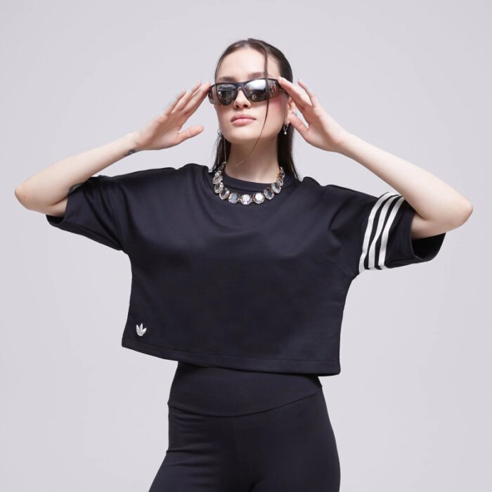 ⁦Adidas Women Adicolor Neuclassics Tee - Black⁩ - الصورة ⁦3⁩