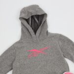 ⁦Reebok Girls' Big Logo Hoodi- Grey- هودي ريبوك للأطفال لون رمادي⁩ - الصورة ⁦8⁩