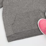 ⁦Reebok Girls' Big Logo Hoodi- Grey- هودي ريبوك للأطفال لون رمادي⁩ - الصورة ⁦9⁩