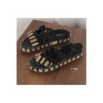 صندل للنساء لون أسود من Sami Boutique