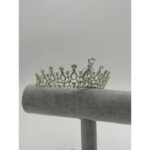 تاج كبير للعرايس لون فضي- مرصّع بالسترس اللامع - خفيف الوزن وأنيق لون فضي