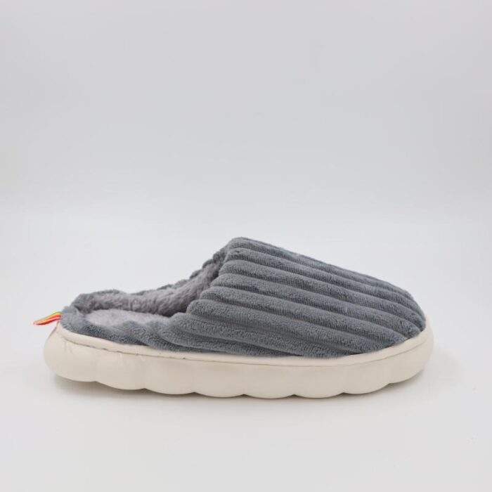 ⁦شبشب شتوي فرو للجنسين لون رمادي⁩ - الصورة ⁦3⁩