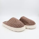 ⁦شبشب شتوي فرو للجنسين لون بني⁩ - الصورة ⁦4⁩