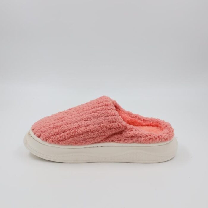 ⁦شبشب شتوي فرو مخطط للنساء لون زهري⁩ - الصورة ⁦5⁩