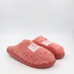 شبشب شتوي فرو بتصميم I Believe I Can Fly للنساء لون زهري ونعل زهري