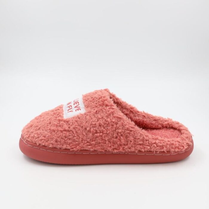 ⁦شبشب شتوي فرو بتصميم I Believe I Can Fly للنساء لون زهري ونعل زهري⁩ - الصورة ⁦5⁩