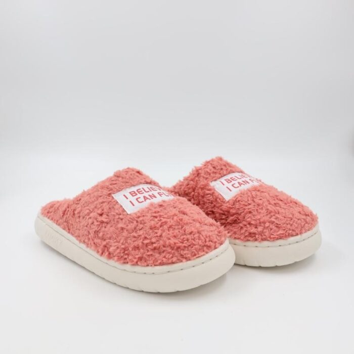 1033755666_67dc83c4cfeb3 شبشب شتوي فرو بتصميم I Believe I Can Fly للنساء لون زهري - الصورة 1