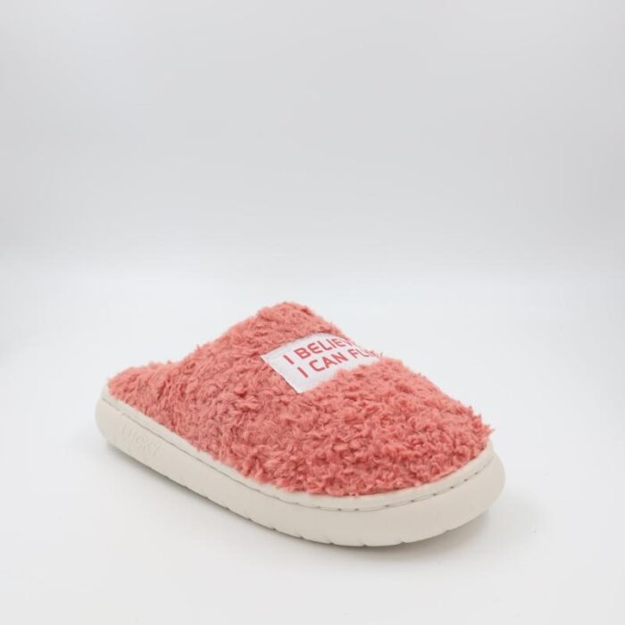 ⁦شبشب شتوي فرو بتصميم I Believe I Can Fly للنساء لون زهري⁩ - الصورة ⁦2⁩