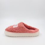 ⁦شبشب شتوي فرو بتصميم I Believe I Can Fly للنساء لون زهري⁩ - الصورة ⁦4⁩