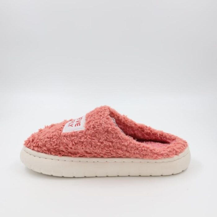 ⁦شبشب شتوي فرو بتصميم I Believe I Can Fly للنساء لون زهري⁩ - الصورة ⁦4⁩