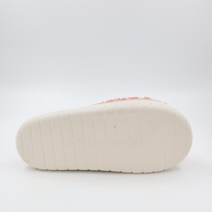 ⁦شبشب شتوي فرو بتصميم I Believe I Can Fly للنساء لون زهري⁩ - الصورة ⁦5⁩