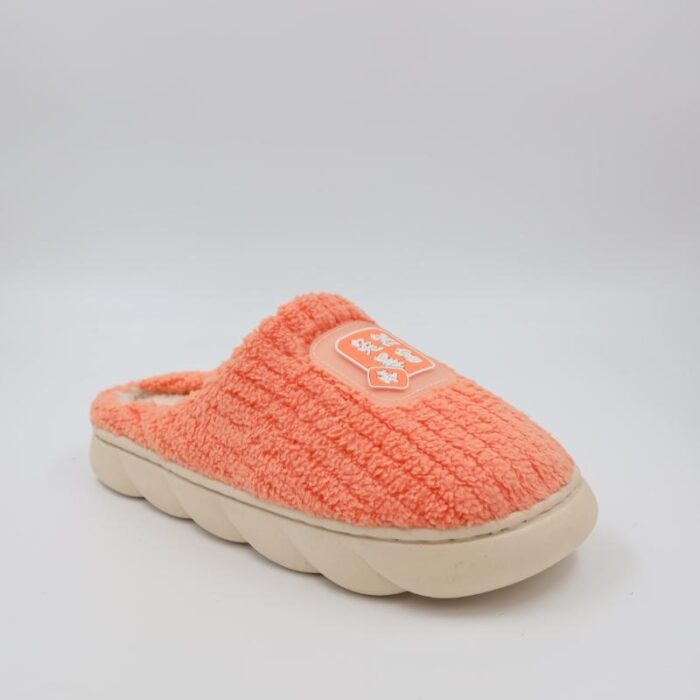 ⁦شبشب شتوي فرو للنساء لون برتقالي⁩ - الصورة ⁦2⁩