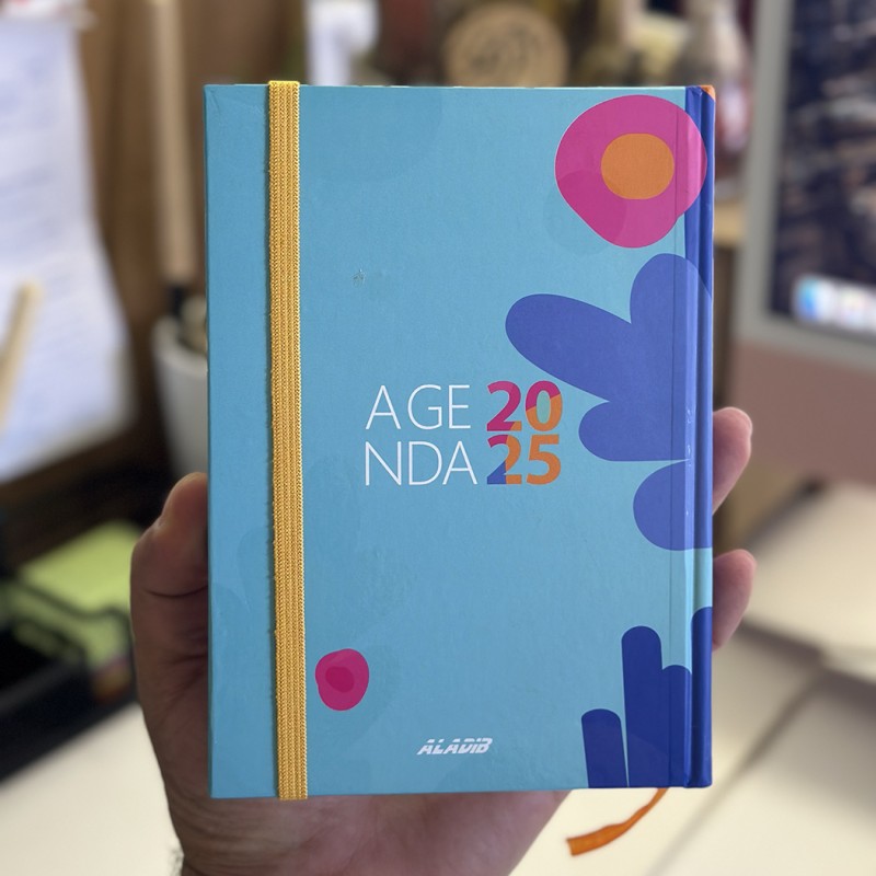 ⁦اجنده 2025 من اديب بتصميم ورود لون ازرق فاتح مقاس 12*17⁩ - الصورة ⁦1⁩